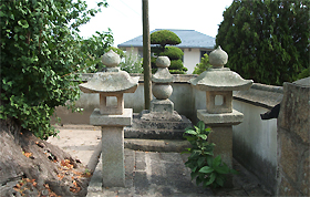 公孫樹の根本にある頼朝塚