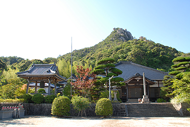 境内地より本堂と鐘楼堂