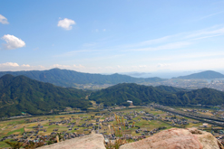 東に大平山を望む