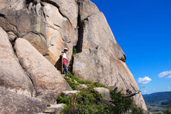 巨石がそそり立つ石船山