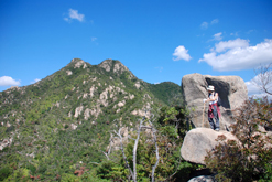 石船山山頂より右田ヶ岳を望む