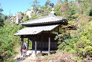 石船山中腹の観音堂